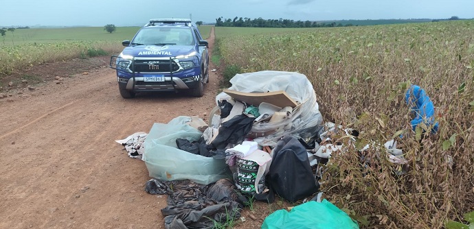 Responsável é identificado e orientado a recolher lixo descartado em local irregular